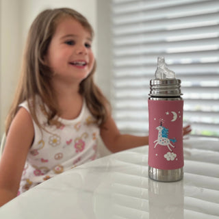 Jente drikker fra Pura Kiki plastfri sippyflaske 325 ml unicorn