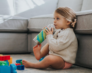 Jente drikker fra Pura plastfri drikkeflaske for barn
